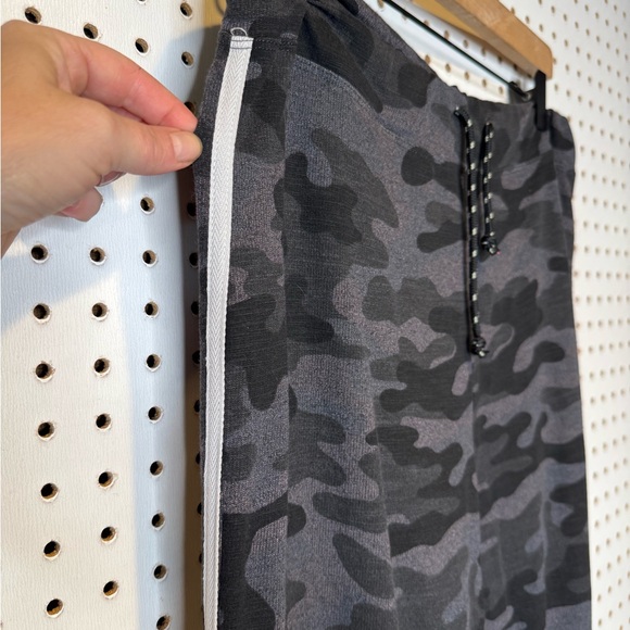 Sundry | NWT Camo Flare Pant w/ Trim-Charcoal Sz. 4 - Picture 4 of 10